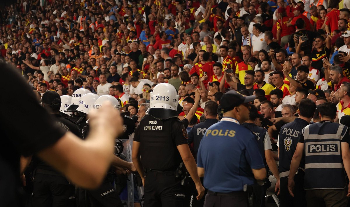 Göztepe ja Fenerbahce mängul keesid pinged üle teise poolaja alguses.