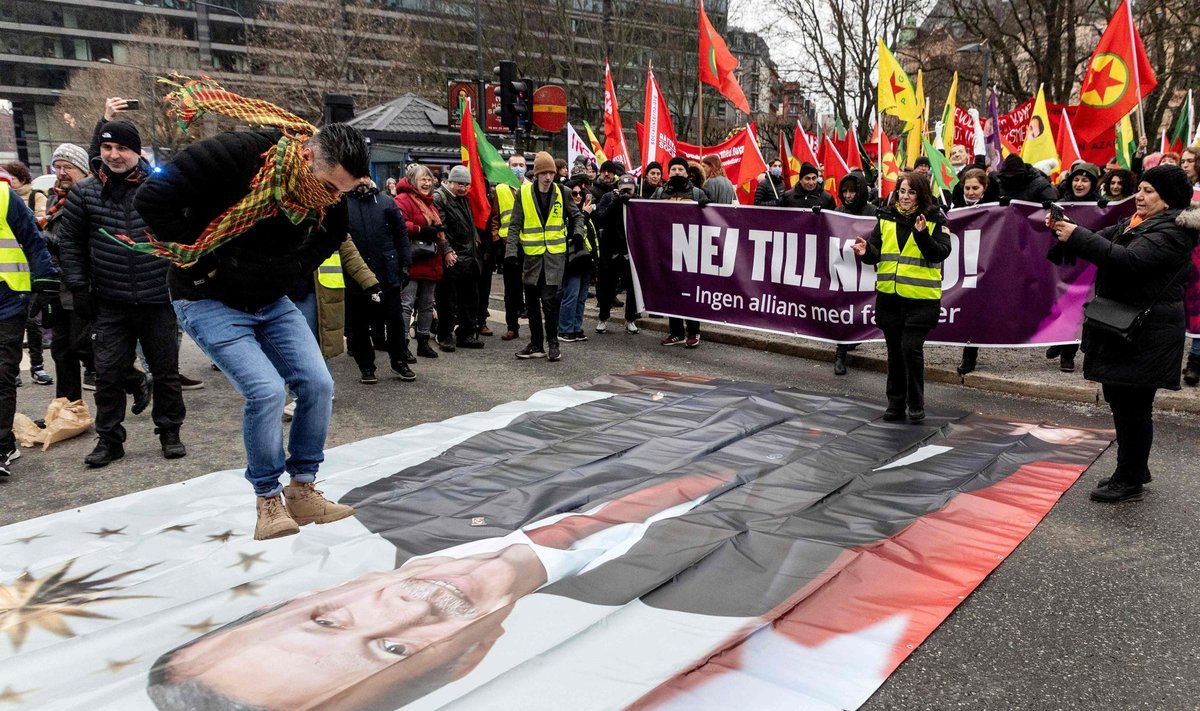 Ühel Stockholmi meeleavaldusel tauniti NATO-t ja marsiti üle Türgi presidendi pildi, teisel põletati koraani.