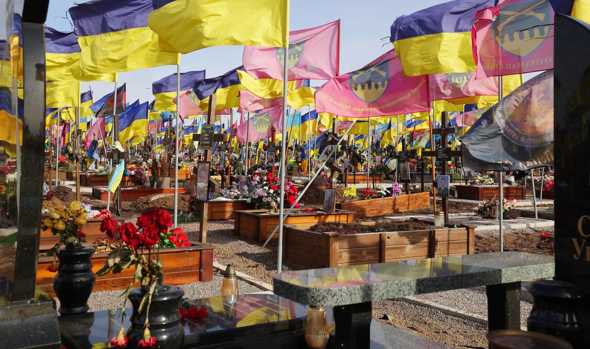 Украинские флаги на могилах павших воинов на Харьковском кладбище.