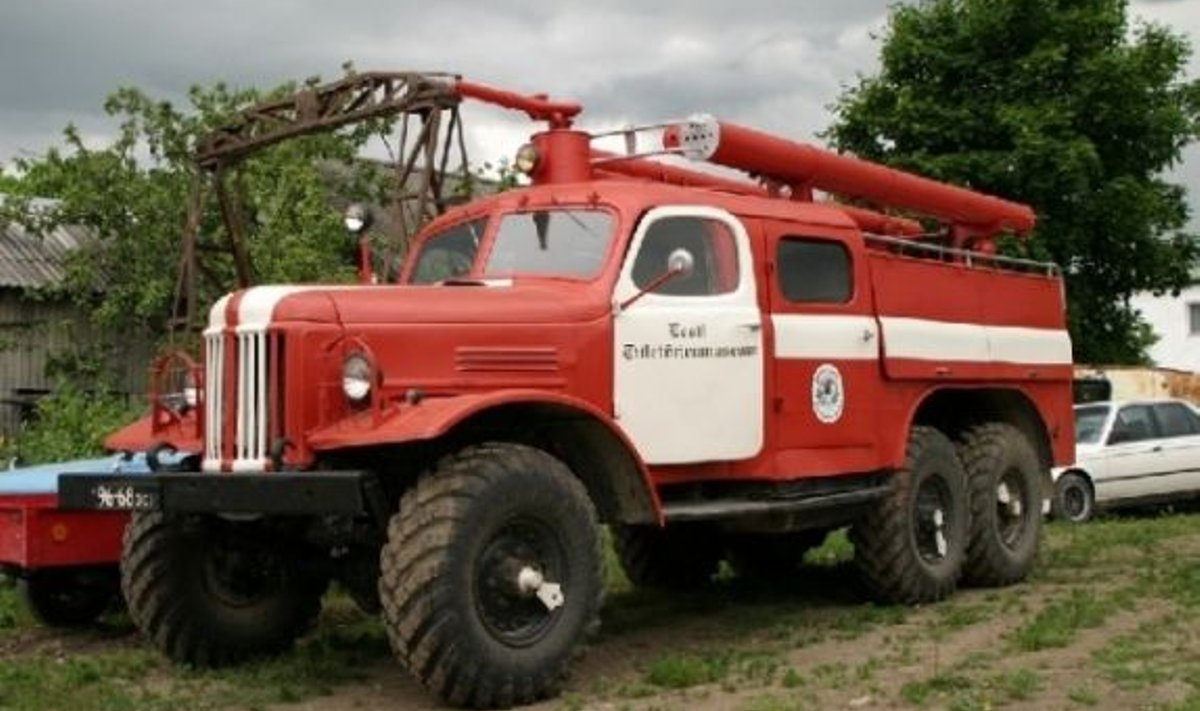 I. A. Lihhatšovi nimelises autotehases toodetud  ZIL-157K, endine Sindi sovhoosi kustutusauto nimega Esmeralda.