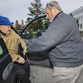 Invatakso juht Ants Väärsi sõidutab sõidukite remondi ajal abivajajaid oma autoga