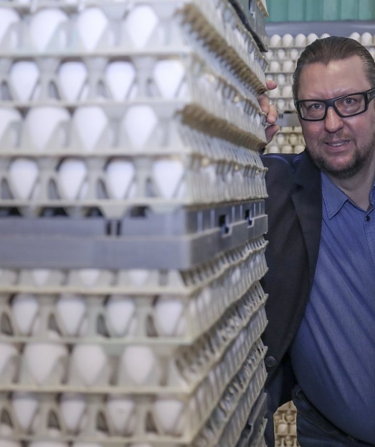 Eesti suurima munatootja Dava Foods Estonia juht Vladimir Sapožnin piilub munarestide vahelt, nendega läheb siinsel turul üle jääv toodang odava hinnaga piiritagustesse tööstustesse.