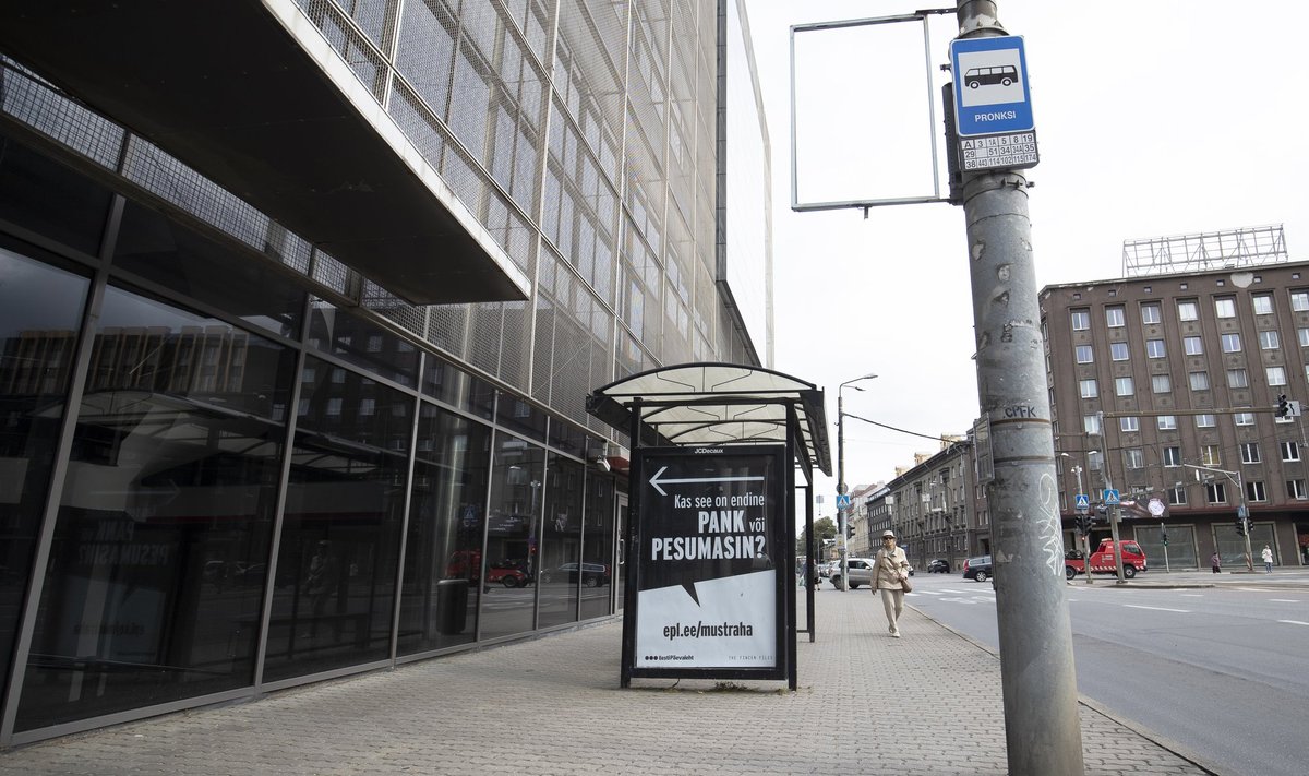Reklaam endise Danske panga hoone ees 2020. aasta 21. septembril