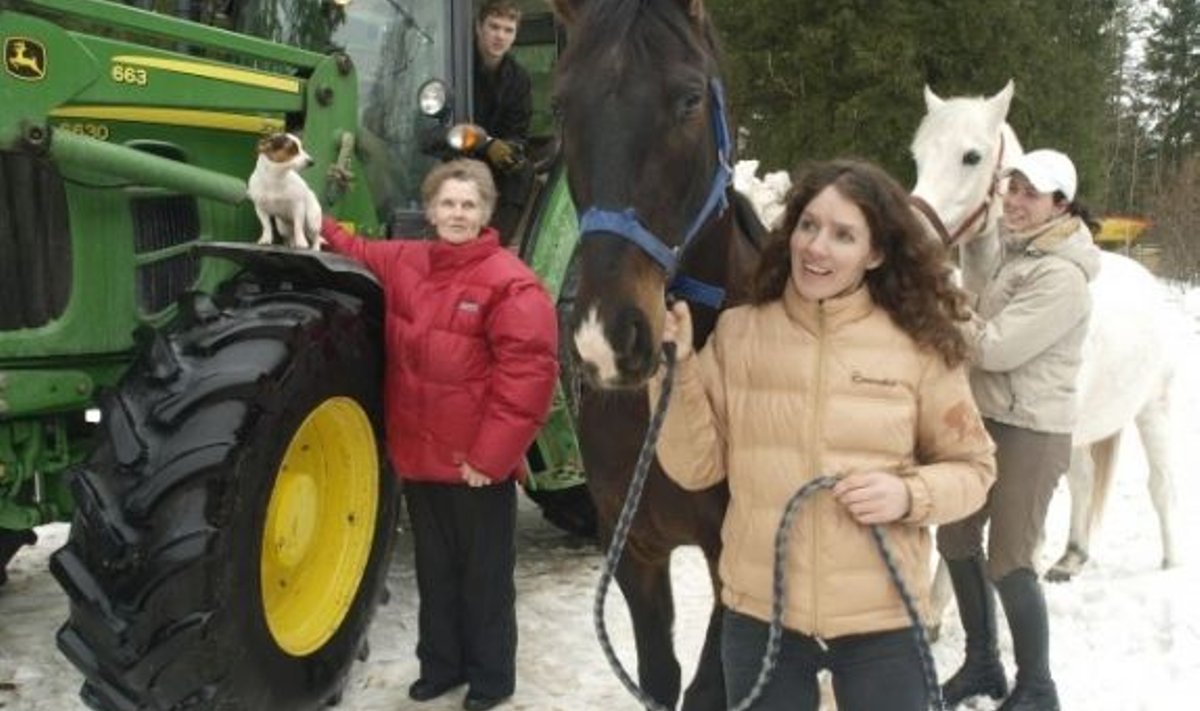 Vinguti-Juurimaa visa talupere: ema     Maie Lindre (vasakul, koeraga), tütar Eve Raudnagel hobusega Parcon ja tütretütar Kristiina Raudnagel hobusega Maur. Traktoriroolis istub Maie tütrepoeg Oliver Raudnagel.   