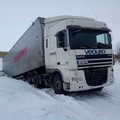 ФОТО: Пьяный водитель грузовика провалился под лед Чудского озера