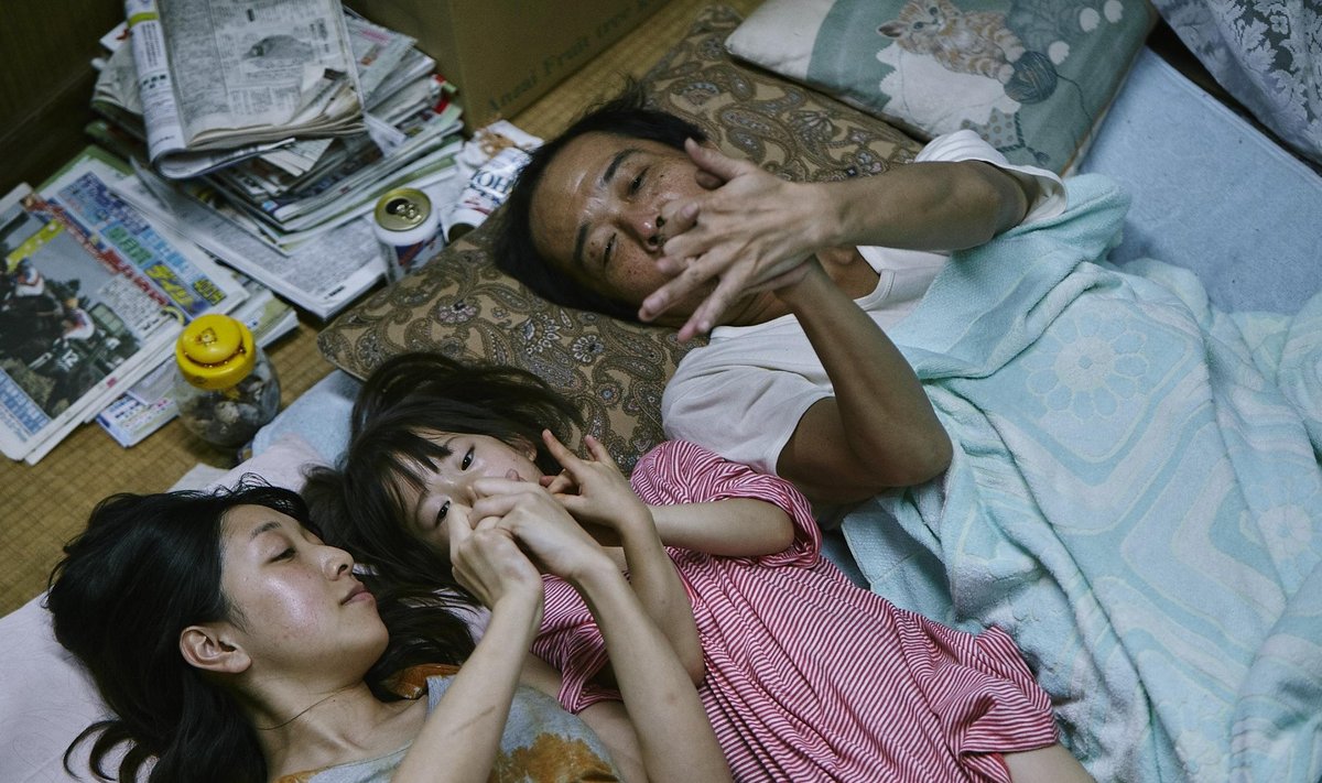 Idüllilised hetked: Kuldse Palmioksa võitnud jaapanlane Hirokazu Kore-eda küsib oma filmis „Poevargad“, kes või mis on perekond.