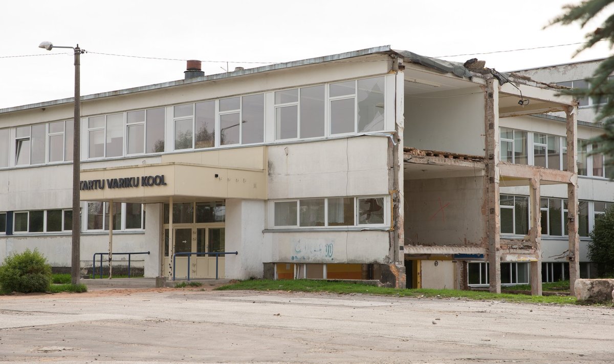 VAJALIK REMONT: Tartu Variku kool oli 2018. aastal enne remonti väga õnnetus seisus. Remondi järel tuli riigilt tagasinõue. Kolm puuduolevat sõna riigihankes läksid maksma üle 160 000 euro.