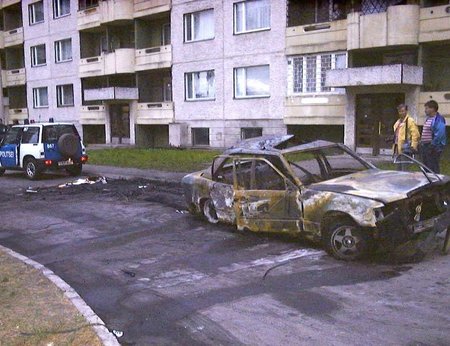 Pommiplahvatuse tagajärg: Mihhail Kõlvarti Mercedes-Benzi rusud Läänemere teel. (Kriminaalasja toimik)