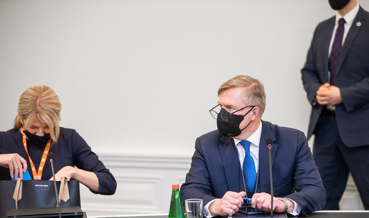 Välisminister Eva-Maria Liimets ja kaitseminister Kalle Laanet valitsuse istungil.