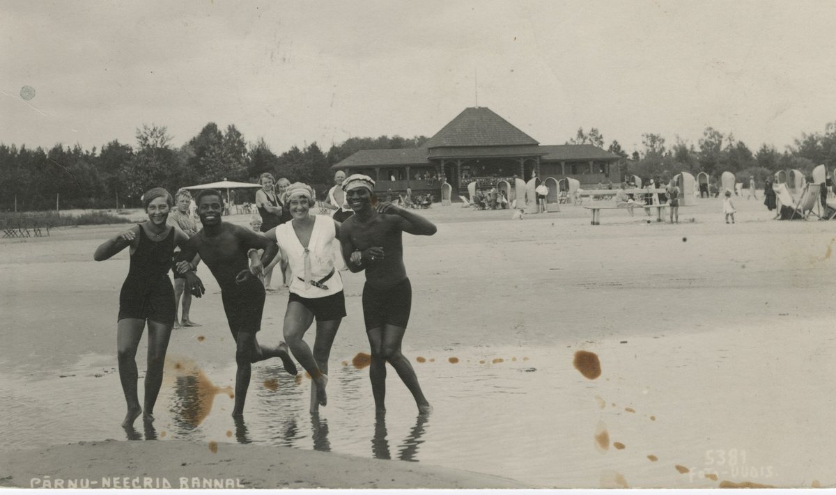 ДАМСКИЕ УГОДНИКИ: двое молодых чернокожих мужчин развлекаются с местными девушками на пярнуском пляже летом 1927 года. 