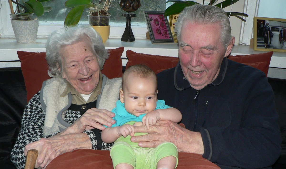 Valter Ojakäär koos abikaasa Heljo ja esimese lapselapselapsega