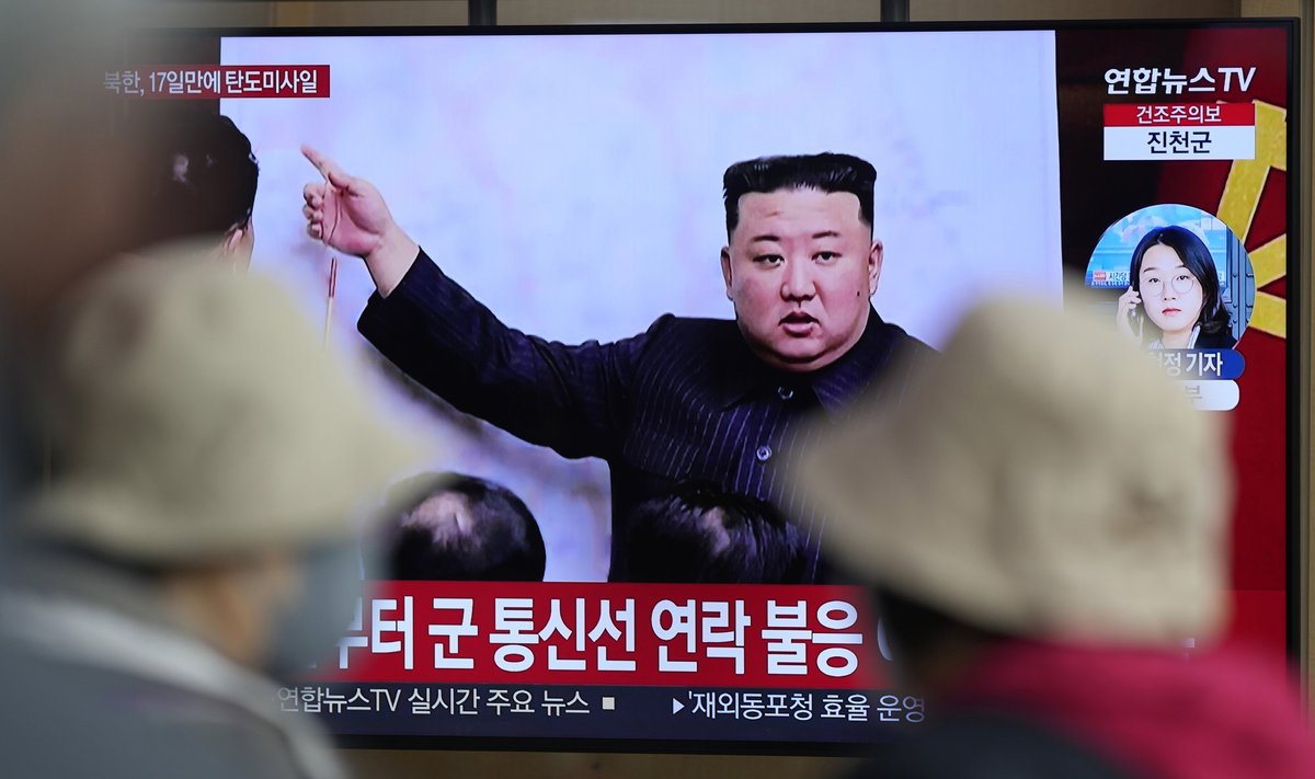 Teleriekraanil on näha Põhja-Korea raketilaskmise aruannet koos Põhja-Korea liidri Kim Jong Uni pildiga uudistesaate ajal Souli raudteejaamas Soulis, Lõuna-Koreas,