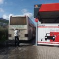 LUGEJA FOTOD: Keelumärgi alt sisse sõitnud buss blokeeris kogu kiirpesula