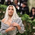 SUUR ÜLEVAADE | Hinge kinni võtvad korsetid, kriitika ja pärlite meri: Kim Kardashiani Met gala kostüümid ei jäta kedagi külmaks