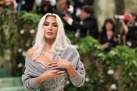 SUUR ÜLEVAADE | Hinge kinni võtvad korsetid, kriitika ja pärlite meri: Kim Kardashiani Met Gala kostüümid ei jäta kedagi külmaks