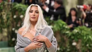 SUUR ÜLEVAADE | Hinge kinni võtvad korsetid, kriitika ja pärlite meri: Kim Kardashiani Met Gala kostüümid ei jäta kedagi külmaks