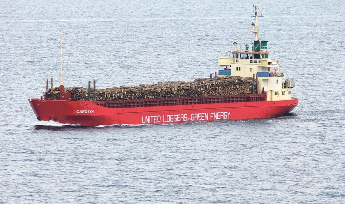 Peeter Volke ja üks United Loggersi kaubalaevadest, mis on läbi sõitnud palju Euroopa sadamaid. Foto: United loggers