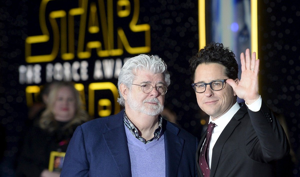 „Star Warsi” looja George Lucas (vasakul) poseeris enne esilinastust koos lavastaja J. J. Abramsiga.