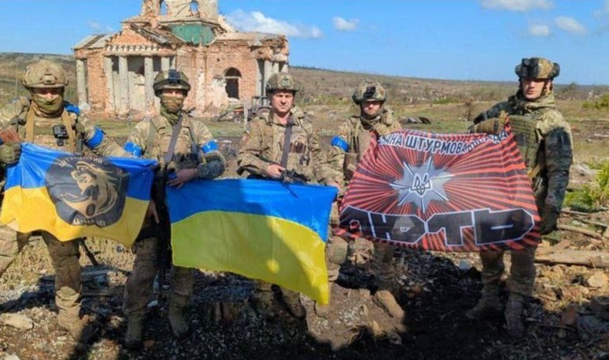 Ukraina armee üksused Klištšijivka küla kiriku juures