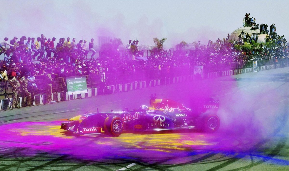 David Coulthard Indias näidissõitu tegemas.