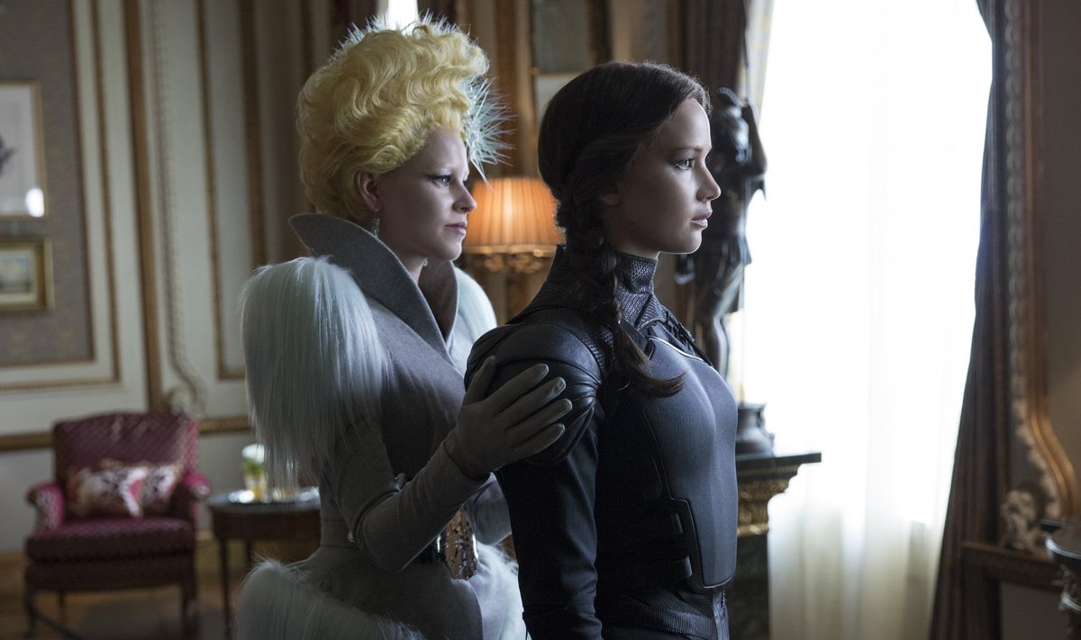 Effie (Elizabeth Banks) ja Katniss (Jennifer Lawrence) enne viimast kohtumõistmist.
