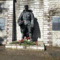ФОТО: Люди несут к подножию Бронзового солдата на Военном кладбище цветы