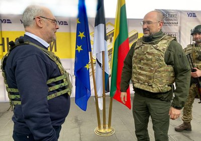 Presidendid jõuavad Kiievisse paar tundi plaanitust hiljem, sest öösel rünnati teele jäävat raudteejaama. Ukraina peaminister Denõss Šmõhal tervitab presidente perroonil. Ta vabandab imevaikse häälega hilinemise eest, justkui oleks tal veidi piinlik, et ukrainlased ei suudagi kõiki rakette maha võtta.