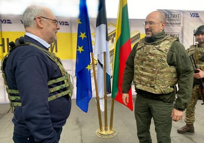 Presidendid jõuavad Kiievisse paar tundi plaanitust hiljem, sest öösel rünnati teele jäävat raudteejaama. Ukraina peaminister Denõss Šmõhal tervitab presidente perroonil. Ta vabandab imevaikse häälega hilinemise eest, justkui oleks tal veidi piinlik, et ukrainlased ei suudagi kõiki rakette maha võtta.