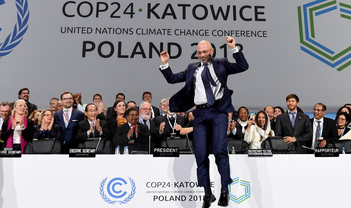 COP24 president Michał Kurtyka konverentsi viimasel sessioonil rõõmust hüppamas