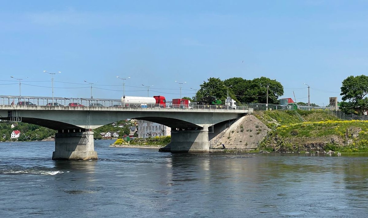 Мост дружбы на границе Эстония-Россия