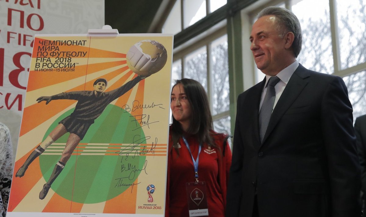 Venemaa asepeaminister Vitali Mutko esitleb plakatit