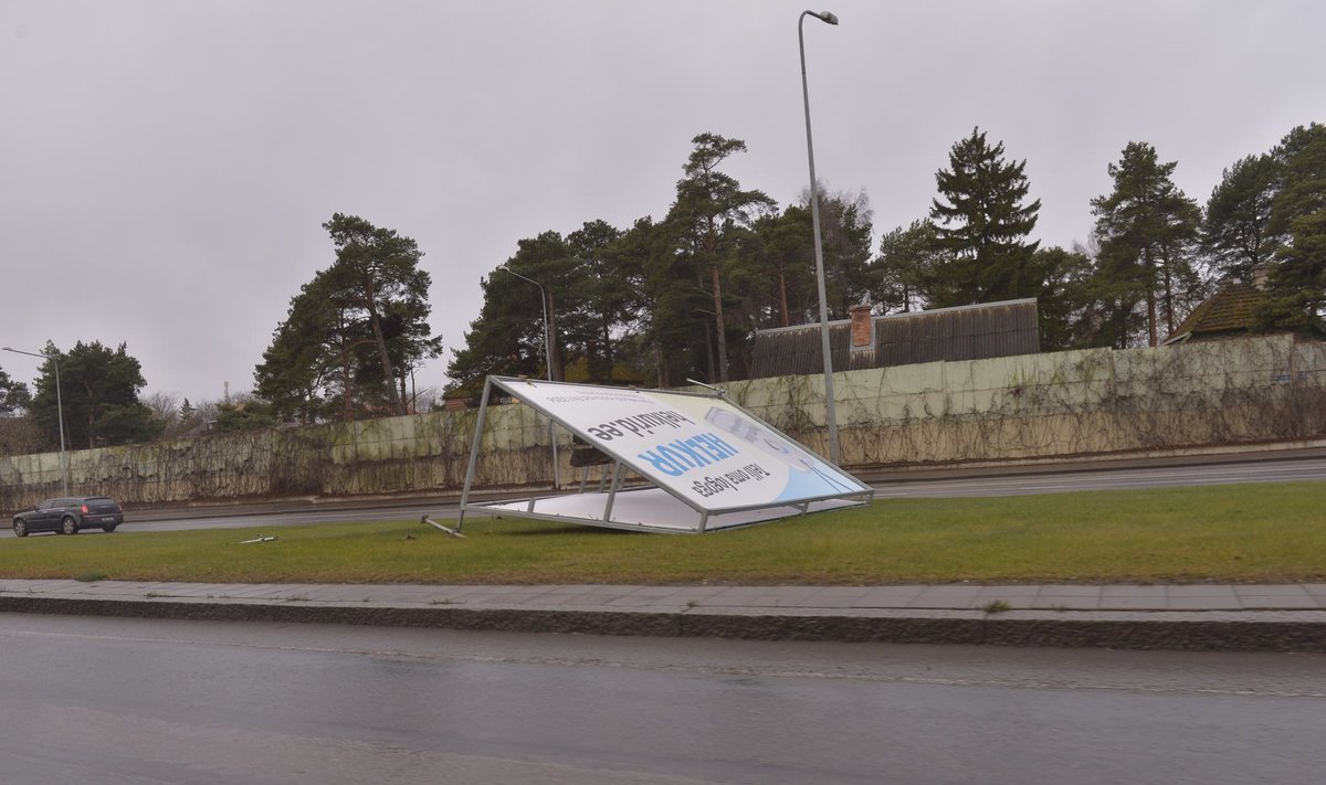 Tuule pikalipaisatud reklaamstend Pärnus.