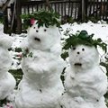 Якутское лето: дети лепят снеговиков и играют в снежки