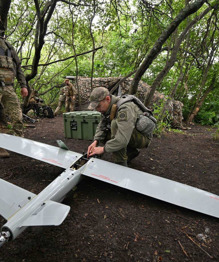 45. brigaadi õhuluurerühma Ukraina sõjaväelased valmistamas end luurelennuks. Foto tehtud 27. juunil 2023 Donetskis.