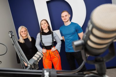 JULGUS KAHELDA: Sveta Grigorjevale (keskel) meeldib kõiges kahelda ja kõike analüüsida. Fotol koos saatejuhtide Annabel Piirma ja Rauno Ruusiga.