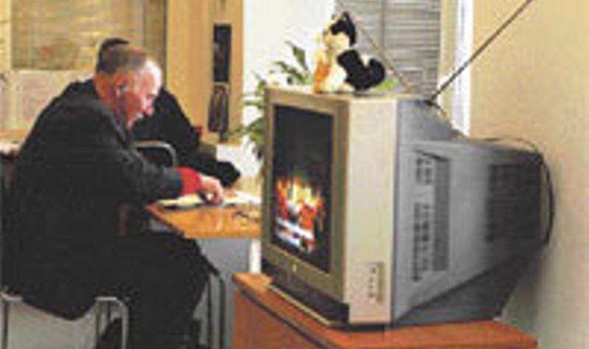 Suur-Sõjamäe päevakeskuses veedab külmade ilmadega hulk inimesi aega telekat vaadates ja lehti lugedes.