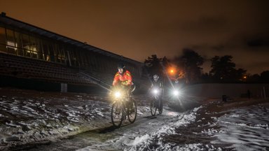 DELFI VIDEO JA FOTOD | Jäisel Pirita velodroomil 500 km pikkust sõitu alustanud ratturid: magamine on ülehinnatud