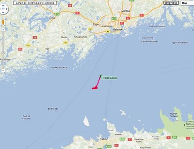 Päästetud mehed Merelõvile üle andnud Soome piirivalvelaev Merikarhu teel lõppenud päästeoperatsioonilt minema. Tihedam joon tähistab kohta, kus laev pikemalt juba alates 6.30st tiirutas.