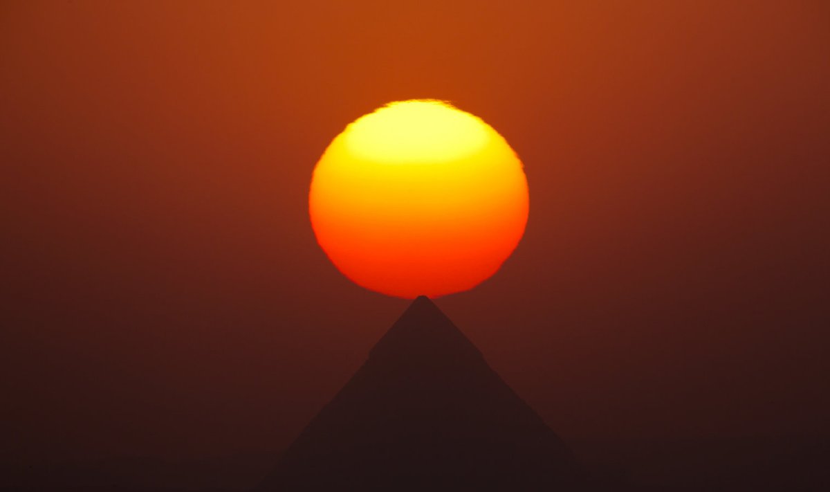 Päikeseloojang Giza kohal. 