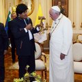 Paavst palus Ameerika põlisrahvastelt kiriku tegude eest andestust ja sai kingiks „kommunistliku krutsifiksi“
