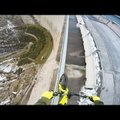 HULL VIDEO! Kui maantee jääb igavaks: Äärmiselt ohtlikult elav austria kutt ronis 200 meetri kõrgusele raudtorule väntama