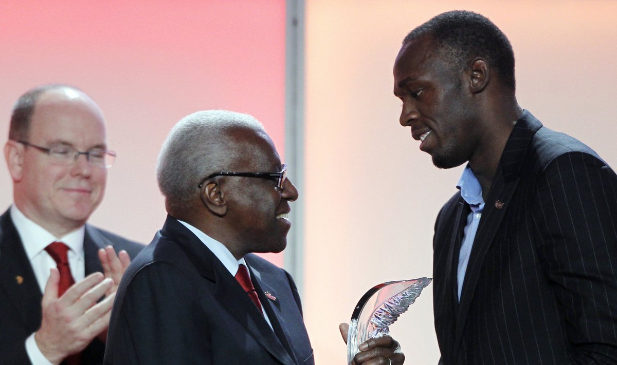 Lamine Diack andmas auhinda Usain Boltile.