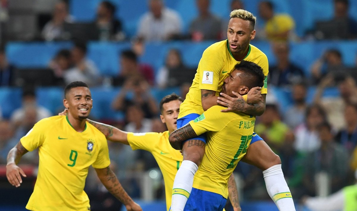 Neymar on senisel turniiril harjumatult palju pidanud toetuma kaaslastele. Costa Rica vastu lõi avavärava Paulinho, kellele Neymar on sülle hüpanud.