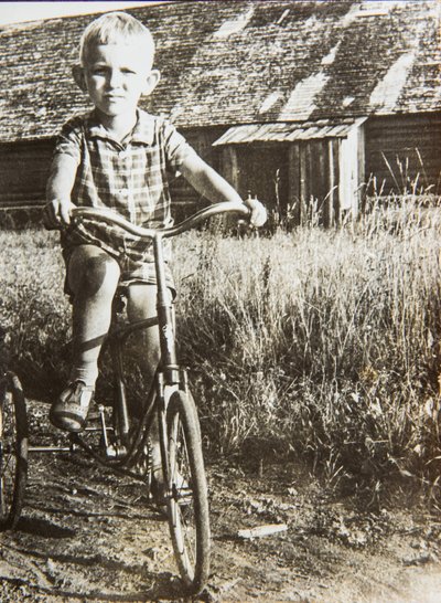 1968. Lauri Väinmaa (Viiva Väinmaa poeg) suvel Saare talus Tudulinnas.