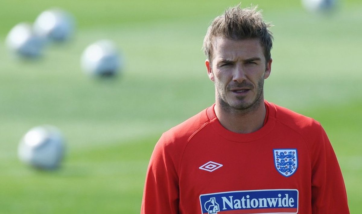 England's David Beckham in the coaching strip takes part in a training session at the Royal Bafokeng Sports Campus near Rustenburg on June 4, 2010, ahead of their opening game against USA on June 12. AFP PHOTO/PAUL ELLIS