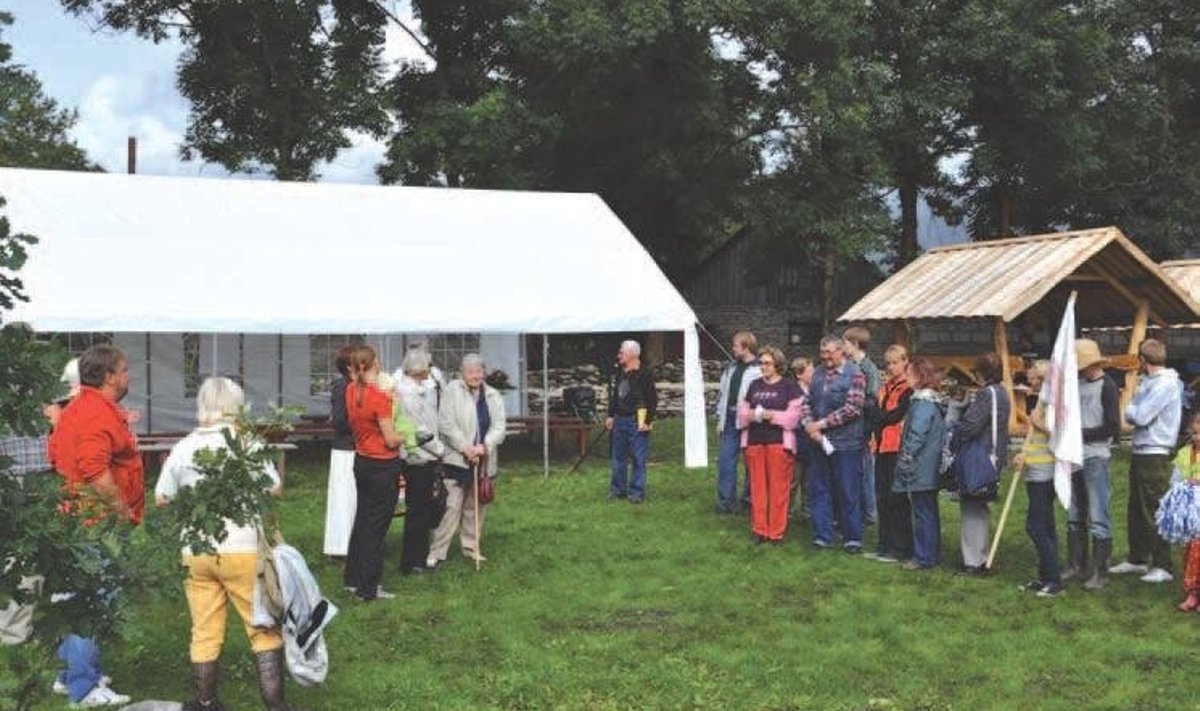 Augusti lõpus toimusid Vandjala külaplatsil Kostivere mõisamängud. Fotol on vasakul pool külalised ning paremal Vandjala ja Kostiranna võist - konnad. Foto: Tiia Välk