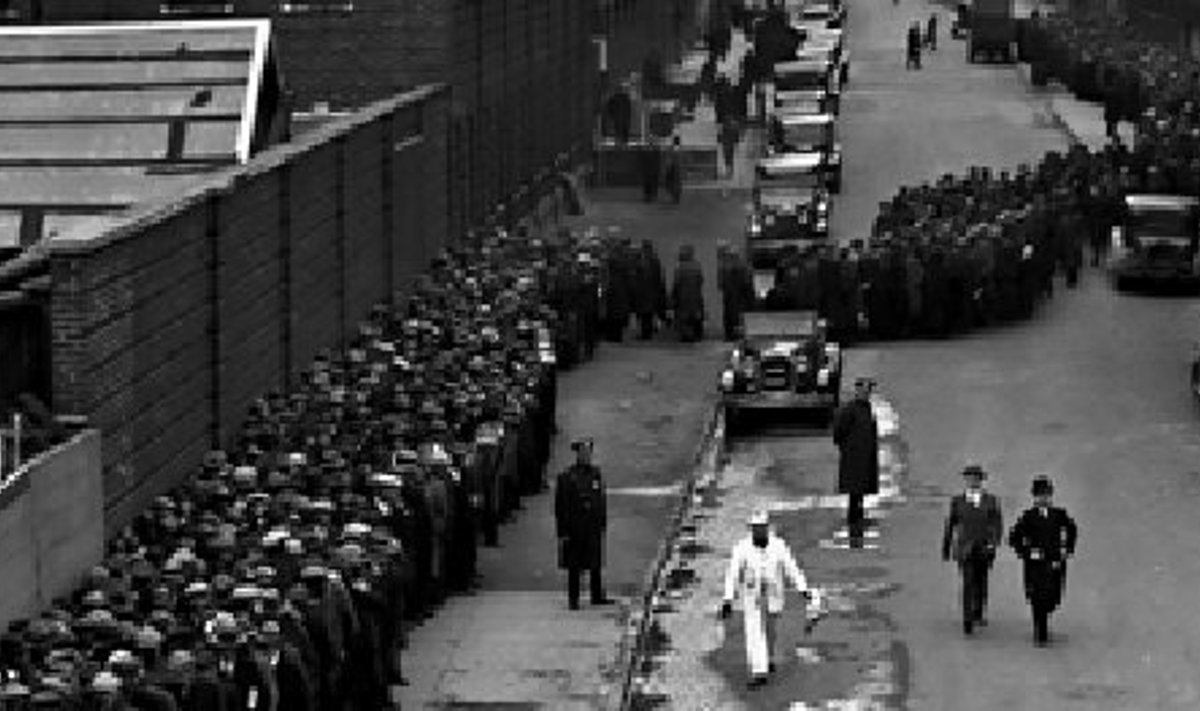 Suurtele majandusmullidele on ikka järgnenud kriis ja tööpuudus. Kõige rängem neist oli 1930. aastate suur depressioon: 
foto kujutab sadu inimesi, kes seisid 1931. aasta 25. detsembril New Yorgis Manhattanil järjekorras, et süüa saada.