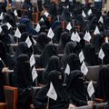 Талибы разрешили женщинам учиться в университетах. Но отдельно от мужчин