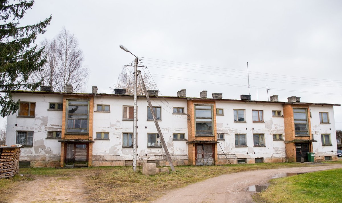 Raivo Ossip elab peaaegu üksinda suures kortermajas Koikkülas ja on vooderdanud veetorud keldris ära, et külm neid lõhki ei lööks.