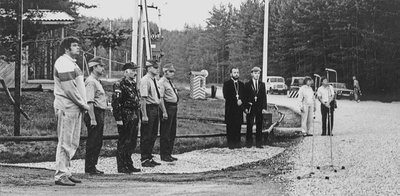 Sügis 1990. Vasakult Põlva maavanem Margus Leivo ja Põlvamaa Kodukaitse ülem Taivo Möller Koidula piiripunkti avamas.